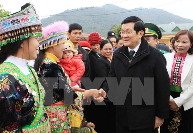 Chủ tịch nước Trương Tấn Sang thăm hỏi cán bộ, nhân dân xã Mường Lạn, huyện Sốp Cộp. (Ảnh: Nguyễn Khang/TTXVN)